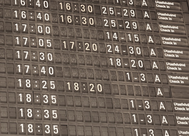 Gestemde detailweergave van een typisch luchthaveninformatiebord