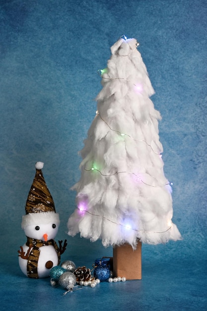 Gestileerde kerstboom gemaakt van watten