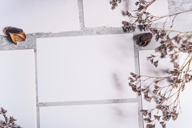 Gestileerde stockfoto bruiloft bloemen uitnodigingskaart mockup flatlay bovenaanzicht wit vel papier