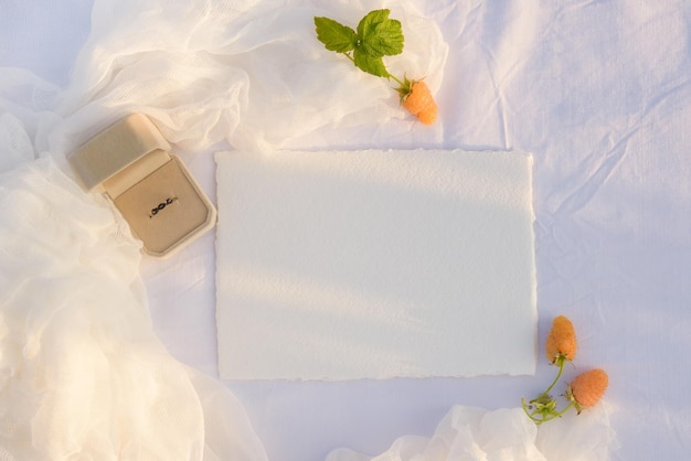 Gestileerde stockfoto Bruiloft bloemen uitnodigingskaart mockup Flatlay bovenaanzicht Wit vel papier