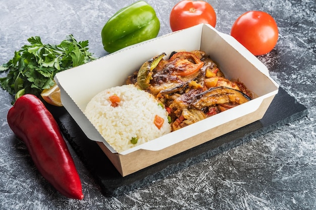 Gestoofd lamsvlees met groenten en rijst in een lunchbox