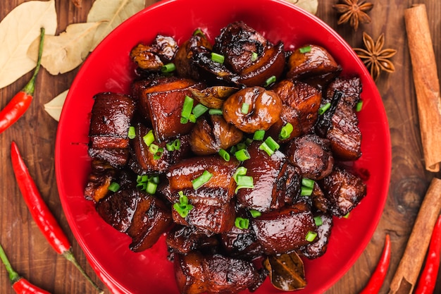 Gestoofd varkensvlees met kastanjes, chinees eten