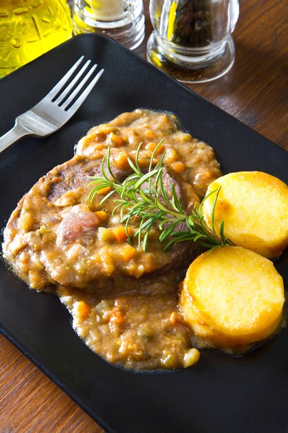 Gestoofd vlees met polenta