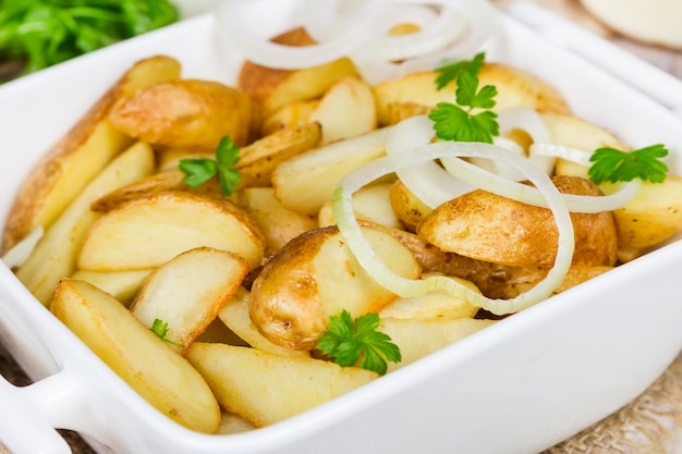 Gestoofde aardappelen in een witte keramische kom