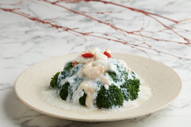 Gestoofde Broccoli Met Vers Krabvlees Geserveerd In Een Schotel Geïsoleerd Een Grijze Achtergrond