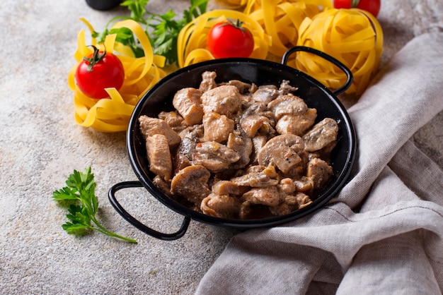 Gestoofde kippenfilet met champignons