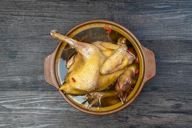 Gestoofde kippensoep met Chinese kruidengeneeskunde