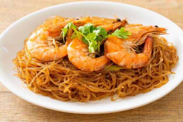 Gestoofde of gebakken garnalen met glasnoedels of garnalen in pot met vermicelli