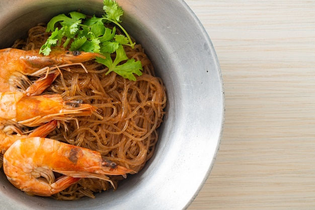 Gestoofde of gebakken garnalen met glasnoedels of garnalen in pot met vermicelli