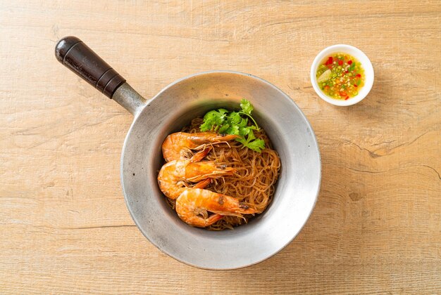 Gestoofde of gebakken garnalen met glasnoedels of garnalen in pot met vermicelli