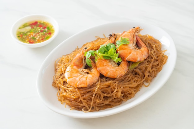 Gestoofde of gebakken garnalen met glasnoedels of garnalen in pot met vermicelli