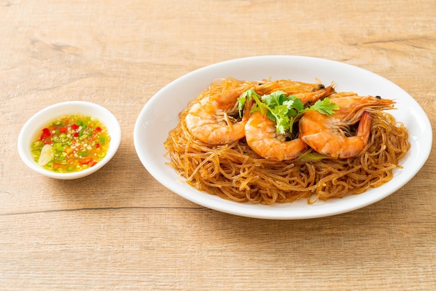 Gestoofde of gebakken garnalen met glasnoedels of garnalen in pot met vermicelli