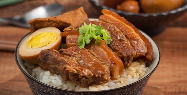 Gestoofde varkensbuik, close-up van gestoofde karbonade over gekookte rijst in Taiwan. Taiwanese beroemde traditionele streetfood delicatesse.