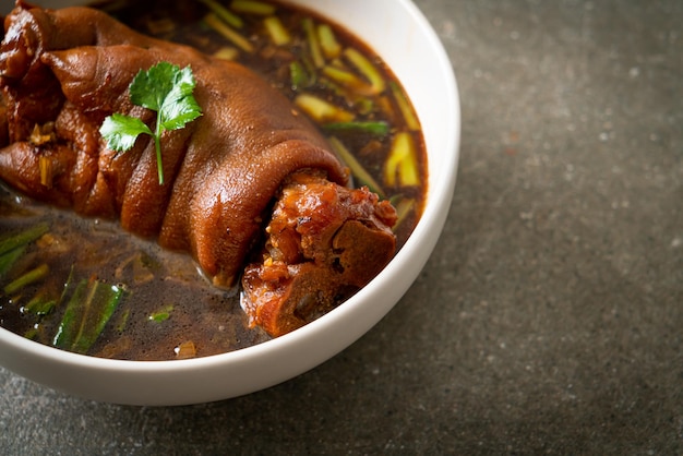 Gestoofde varkenspoot of gestoofde varkenspoot - aziatisch eten