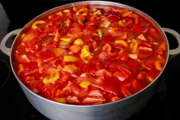 Gestoofde zoete paprika's en tomaten vormen de groentegerecht lecho