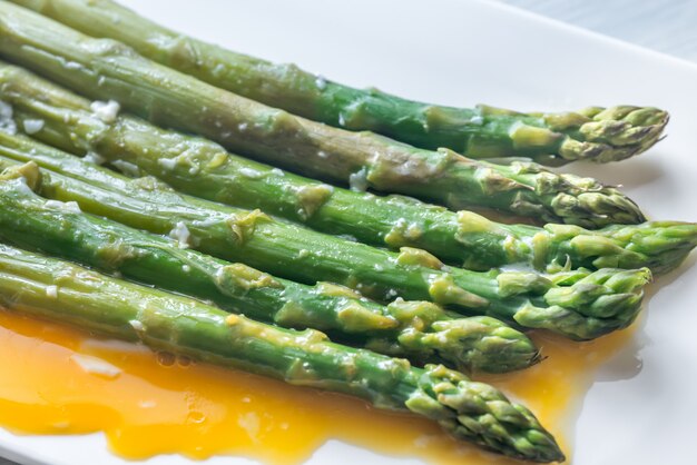 Gestoomde asperges met eieren