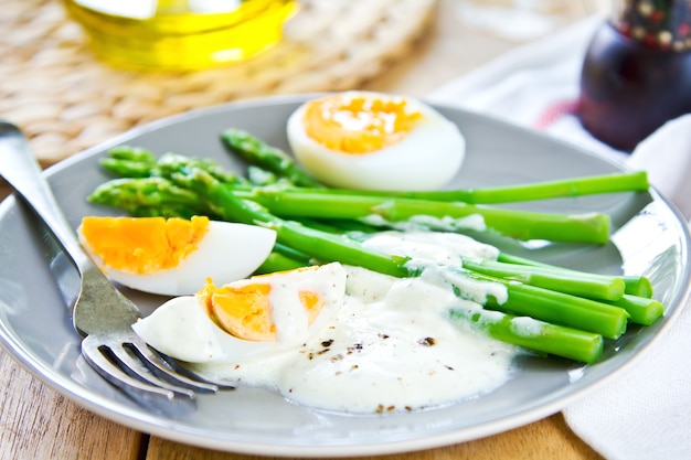 Gestoomde asperges met gekookte eieren en zure roomdressing