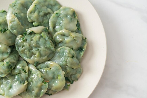 gestoomde bieslook dumplings met saus - Aziatisch eten