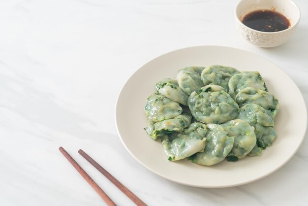 Gestoomde bieslook dumplings met saus