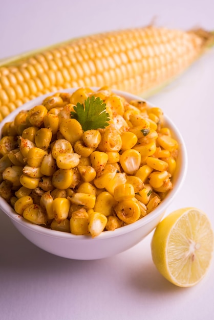 Gestoomde biologische gele zoete maïs masala of maïs chat bereid met boter, chat masala en citroen, favoriete Indiase snack