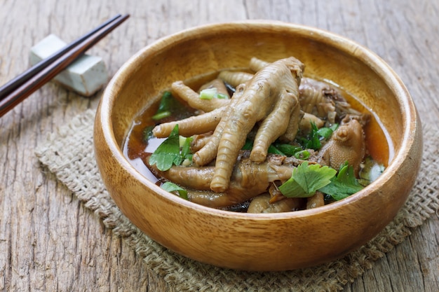 Foto gestoomde kippenpoot en chinese champignons