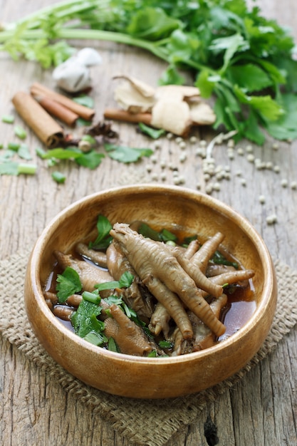 Foto gestoomde kippenpoot en chinese champignons