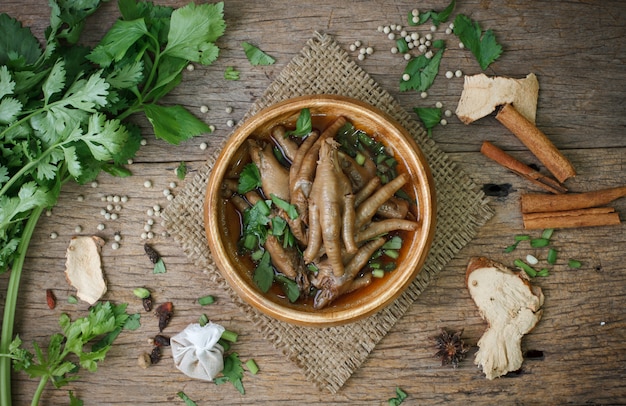 Foto gestoomde kippenpoot en chinese champignons