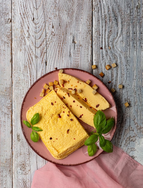 gestoomde omelet met groenten. bovenaanzicht