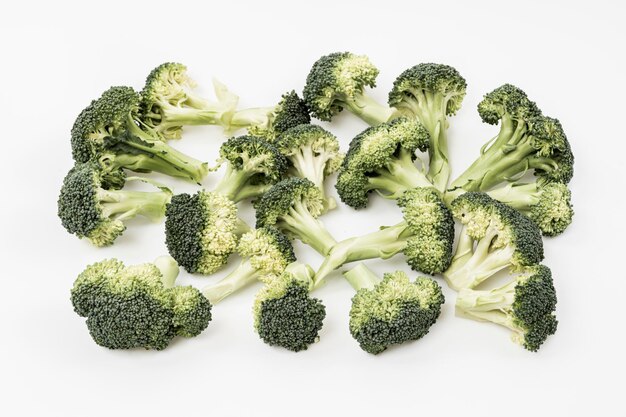 Foto gestoomde schone en gehakte broccolitakken om al dente te eten