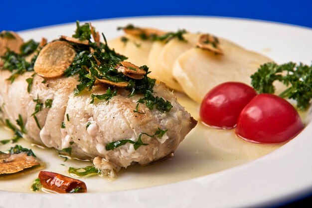 Gestoomde visfilet met geroosterde peterselie en knoflook badend in olijfolie en aardappelschijfjes food