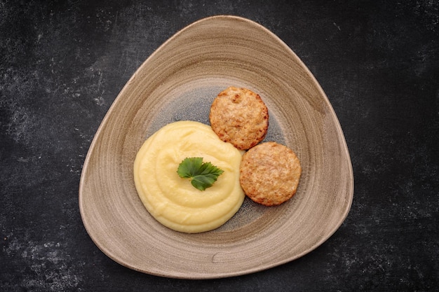 Gestoomde vleeskoteletten met gekookte aardappelpuree