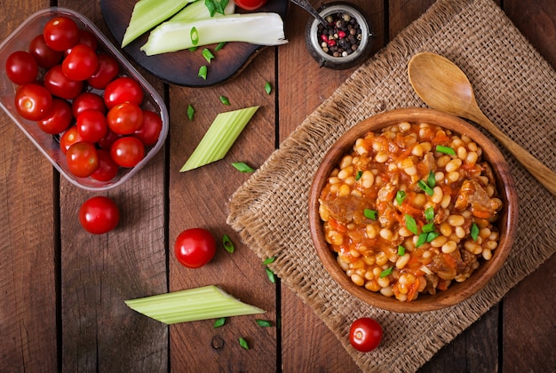 Gestoomde witte bonen met vlees in tomatensaus. Bovenaanzicht