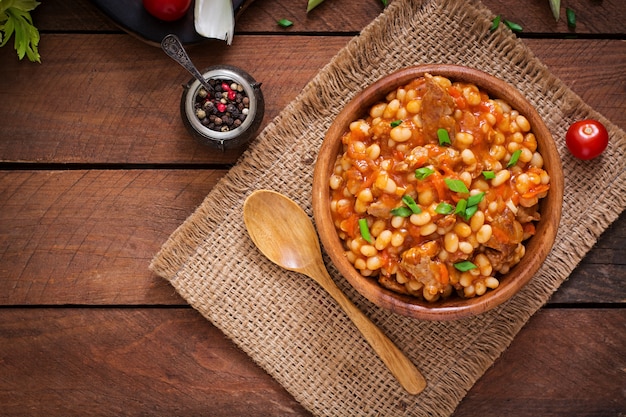 Gestoomde witte bonen met vlees in tomatensaus. Bovenaanzicht