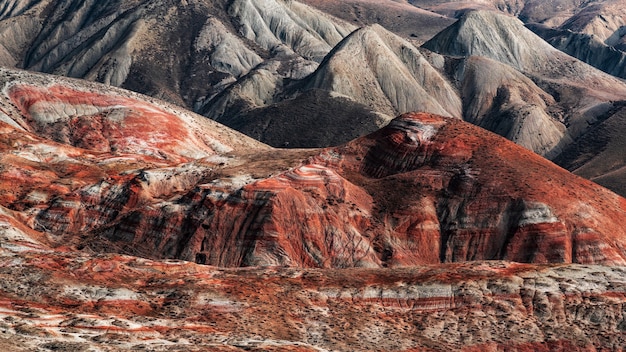 Gestreept rood bergenlandschap, schoonheid van de natuur