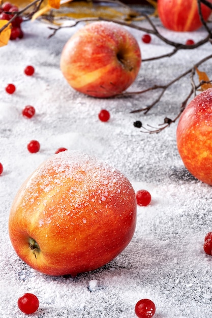 Gestreepte appels besprenkeld met poedersuiker. Het gerecht simuleert appels in de sneeuw