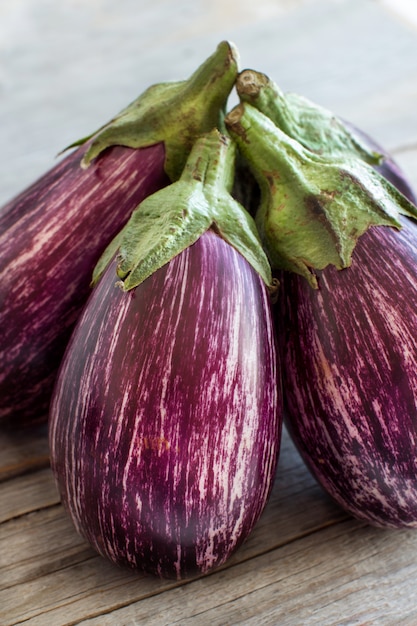 Gestreepte aubergines op houten tafel