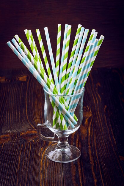 Gestreepte rietjes voor cocktails in een glas