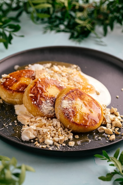 Gestremde pannenkoeken met gezouten karamel en yoghurt