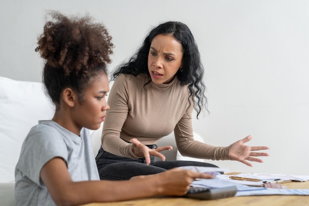 Gestresseerde Afrikaanse vrouwen hebben financiële problemen kredietkaartschulden te betalen cruciaal