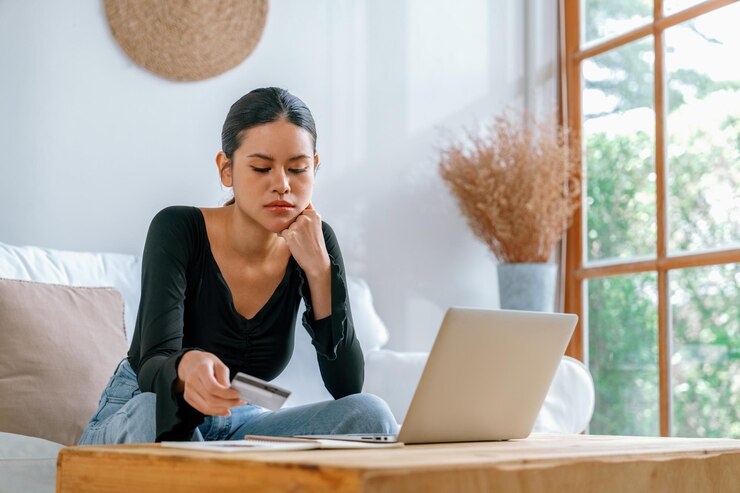 Foto gestresseerde jonge vrouw heeft financiële problemen creditcard schulden te betalen uiterst