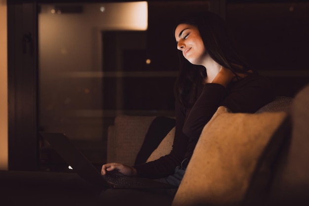 Gestresseerde vrouw laat in de nacht met een sterke vreselijke nekpijn aanval na computer laptop studie slaperig uitgeput meisje dat lijdt aan chronische migraine masseren spier om nekpijn spanning te verlichtenxA