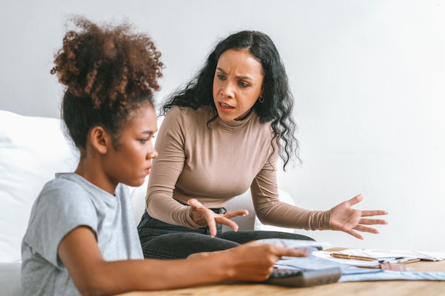 Gestresste Afrikaanse vrouwen hebben financiële problemen kredietkaartschulden die cruciaal zijn om te betalen