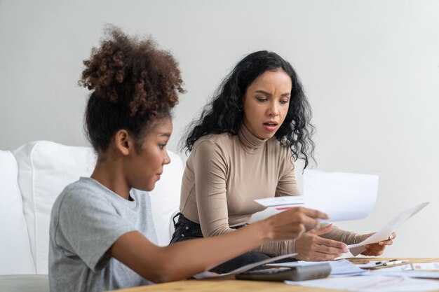 Foto gestresste afrikaanse vrouwen hebben financiële problemen kredietkaartschulden die cruciaal zijn om te betalen