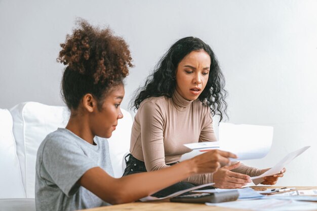 Foto gestresste afro-amerikaanse vrouwen hebben financiële problemen met creditcardschulden om het cruciale showconcept van slecht persoonlijk geld en de crisis in het beheer van hypotheekbetalingen te betalen