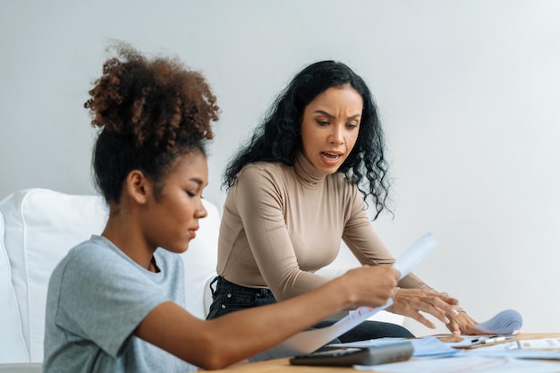 Gestresste Afro-Amerikaanse vrouwen hebben financiële problemen met creditcardschulden om het cruciale showconcept van slecht persoonlijk geld en de crisis in het beheer van hypotheekbetalingen te betalen