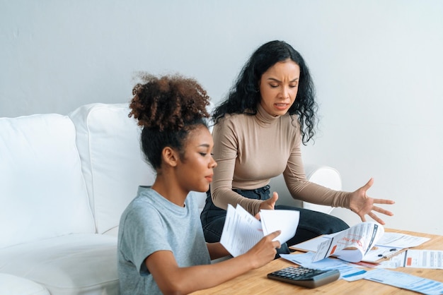 Gestresste Afro-Amerikaanse vrouwen hebben financiële problemen met creditcardschulden om het cruciale showconcept van slecht persoonlijk geld en de crisis in het beheer van hypotheekbetalingen te betalen