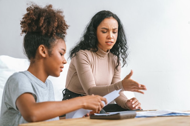 Gestresste Afro-Amerikaanse vrouwen hebben financiële problemen met creditcardschulden om het cruciale showconcept van slecht persoonlijk geld en de crisis in het beheer van hypotheekbetalingen te betalen