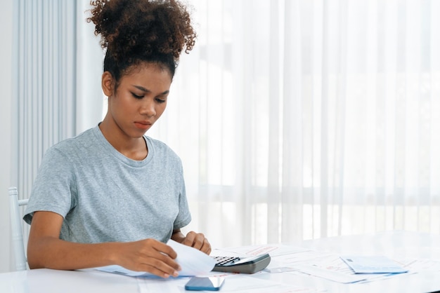 Gestresste jonge vrouw heeft financiële problemen met creditcardschulden om cruciaal showconcept van slecht persoonlijk geld en hypotheekbetalingsbeheercrisis verdrietig en ongelukkig te betalen