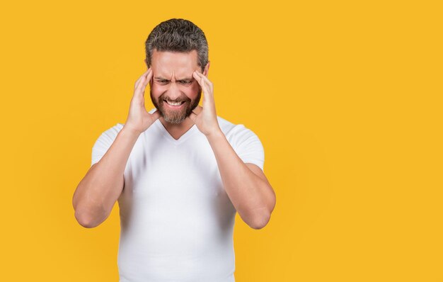 Gestresste man met hoofdpijn kopie ruimte Foto van blanke gestresste man met hoofdpijn