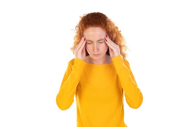 Gestresste roodharige vrouw die tempels aanraakt en hard denkt aan een witte achtergrond Stress of hoofdpijn concept